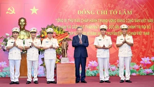 Party General Secretary To Lam presents a statue of President Ho Chi Minh to the Department of Internal Political Security, Ministry of Public Security.