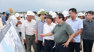 Prime Minister Pham Minh Chinh inspects the construction of the Quang Tri Airport Urban–Aviation Industrial Complex Project, July 26. (Photo: VNA)