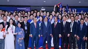 Prime Minister Pham Minh Chinh with leaders and students of Phenikaa University