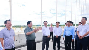 Prime Minister Pham Minh Chinh inspects Nguyen Hoang bridge, July 26, 2025. (Photo: VNA)