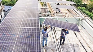 Installing rooftop solar panels. (Photo: TRUNG NAM SOLAR)
