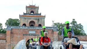 Cyclo tour takes passengers to crucial tourist destinations in Hue imperial city (Photo: Vietnam Pictorial)