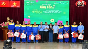 Tet gifts presented to workers in Ho Chi Minh City