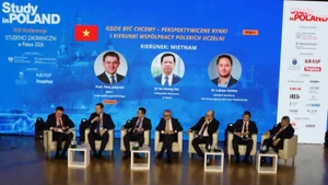 Vietnamese Ambassador to Poland Ha Hoang Hai (third from left) at the plenary session (Photo: Embassy of Viet Nam in Poland).