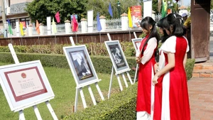 Visitors at the exhibition (Photo: VNA)