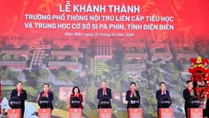 Party General Secretary To Lam and delegates at the inauguration ceremony of Si Pa Phin Boarding School.