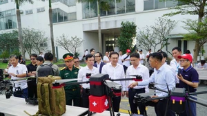 At a display of UAVs (Photo: VNA)