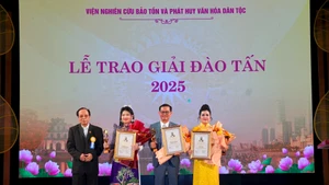 (From left) INREC Director Le Tien Tho presents the Outstanding Art Manager award to People's Artists Ho Ngoc Trinh, Trung Hieu, and Le Ngoc (Photo: hanoimoi.vn)