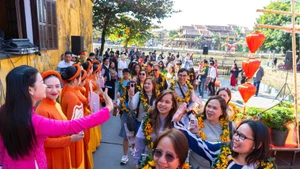 Visitors from the Philippines receive a warm welcome in Hoi An ancient town. (Photo: VNA)
