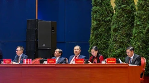 Party and State leaders pose for group photo with delegates at discussion session. (Photo: DANG KHOA)