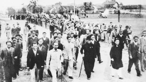 The people of Ha Noi welcome President Ho Chi Minh and the candidates as National Assembly deputies, Ha Noi, January 5, 1946. (Photo: Ho Chi Minh Museum)