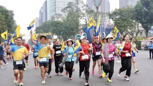 Runners join the 13th Ho Chi Minh City Marathon, which kicks off on Le Duan street on the morning of January 11. (Photo: VNA)