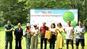 Ambassador Nguyen Quoc Dung (middle) presents gifts to winners of sports games at the festival. (Photo: VNA)