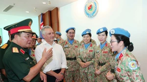 Senior Lieutenant General Hoang Xuan Chien and Deputy Secretary of Strategy, Policy, and Industry at the Australian Department of Defence Hugh Jeffrey meet with Vietnamese female peacekeeping officers. (Photo: VNA)