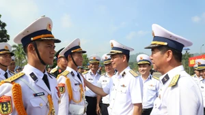 Major General Nguyen An Phong visits the naval forces who will join the grand military parade