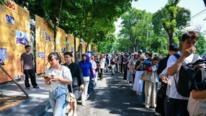 Thousands queue for ‘Homeland in Our Hearts’ concert tickets