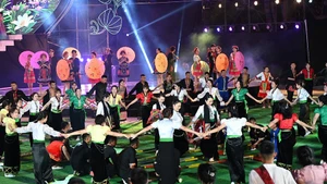 A folk dance at the opening ceremony of the National Tourism Year 2024 in Dien Bien Province (Photo: vietnamtourism.gov.vn)