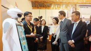 Delegates visit a booth at the Mega Us Expo 2025 (Photo: VNA)
