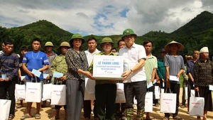 Deputy Prime Minister Le Thanh Long presents gift packages to flood-affected households in Chieng So commune 