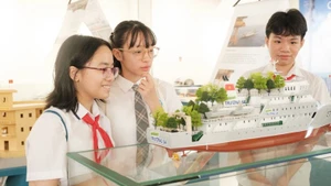 The exhibition draws much interest from schoolchildren 