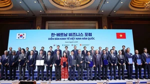 At the MoU exchange during Viet Nam - RoK Economic Forum (Photo: VNA)