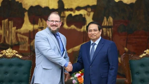 PM Pham Minh Chinh (R) and Qualcomm President and CEO Cristiano Amon (Photo: VNA)