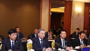 Party General Secretary To Lam (second from left) at the dialogue (Photo: VNA)