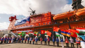 Vietnamese national flag flies on international Arctic expedition “Icebreaker of Knowledge”