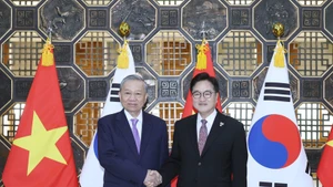 Party General Secretary To Lam (L) and National Assembly Speaker of the Republic of Korea (RoK) Woo Won Sik at a meeting in Seoul on August 12 (Photo: VNA)