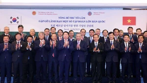 Party General Secretary To Lam and a high-ranking Vietnamese delegation meet with leaders, chairpersons and CEOs of major Korean conglomerates in Seoul on August 12. (Photo: VNA)
