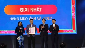Deputy Prime Minister Mai Van Chinh presented the first prize in the photography category to contestant Pham Ngoc Long Thien.