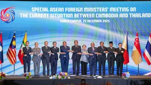 Participants pose for a group photo at the ASEAN foreign ministers’ special meeting on the current situation between Cambodia and Thailand, held in Kuala Lumpur, Malaysia, on December 22. (Photo: Vietnamese Ministry of Foreign Affairs)