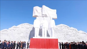 Delegates at the inauguration of Laos–Viet Nam Friendship Park in Vientiane (Photo: VNA)