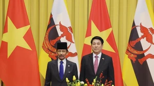 State President Luong Cuong (right) and Brunei Darussalam’s Sultan Haji Hassanal Bolkiah pose for a photo ahead of their talks. (Photo: VNA)