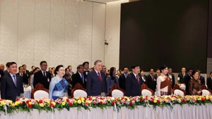 General Secretary of the Communist Party of Viet Nam (CPV) Central Committee To Lam and his spouse, together with General Secretary of the Lao People’s Revolutionary Party (LPRP) and President of Laos and his spouse, join delegates in the flag-raising ceremony. (Photo: VNA)