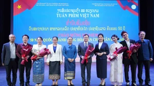 Vietnamese and Lao delegates take a group photo at the closing ceremony of Viet Nam Film Week in Vientiane (Photo: VNA)