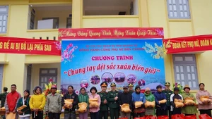 The Women’s Union of the Quang Tri Provincial Military Command presents gifts to disadvantaged families in Ta Rut commune. (Photo: DUC THANH)
