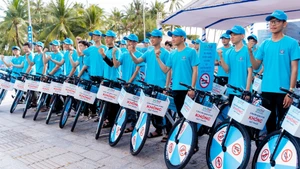 Young people take part in a cycling event to spread the message “Say no to tobacco for public health” (Photo: congly.vn)