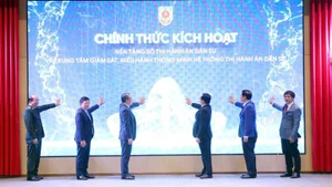 Deputy Prime Minister Ho Quoc Dung (second, left) and Minister of Justice Nguyen Hai Ninh, together with other delegates, at the launch of the national digital platform for civil judgment enforcement and the intelligent operations centre for the civil judgment enforcement system (Photo: VNA)