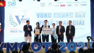 Team THE LAURUS 8310 from Ha Noi Law University secures the championship title at the VMoot 2025 National Moot Court Competition