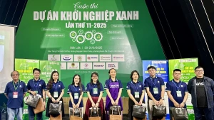 Winners of the 2025 Green Startup Project Competition pose for a group photo at the award ceremony. (Photo: VOV)