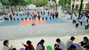 Pupils at Dich Vong Secondary School in Ha Noi enjoy traditional folk games during their break. (Photo: Dich Vong Secondary School)