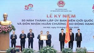 Prime Minister Pham Minh Chinh presents the first-class Labour Order to the National Boundary Commission (Photo: NDO)