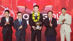 Nguyen Hoang Duc (C) wins Viet Nam Golden Ball Award 2025 (Photo: VGP)