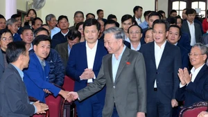 Party General Secretary To Lam and NA deputies are welcomed by locals in Hung Yen on December 15, 2025 (Photo: NDO)