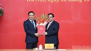 PM Pham Minh Chinh presents congratulatory flowers to Acting Minister of Industry and Trade Le Manh Hung. (Photo: NDO)