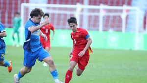 Viet Nam's U22 show determination against the Philippines in the semi-final on December 15. (Photo: NDO)
