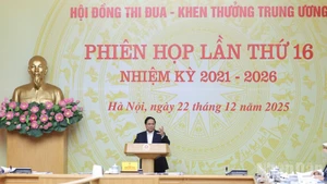 Prime Minister Pham Minh Chinh speaks at the Central Council for Emulation and Commendation's 16th meeting in Ha Noi on December 22. (Photo: NDO)