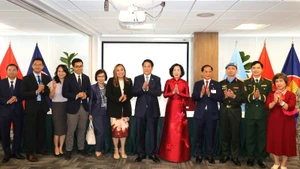President Luong Cuong meets with officials and staff of representative agencies and representatives of the Vietnamese community in the (Photo: XUAN KY)