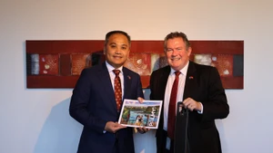Vietnamese Ambassador to New Zealand Phan Minh Giang (L) pays a courtesy visit to Palmerston North Mayor Grant Smith. (Photo published by VNA)